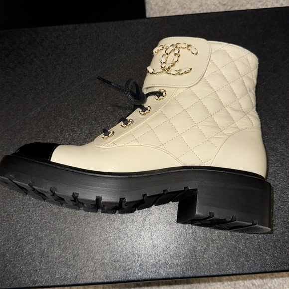 CHANEL SHINY CALFSKIN IVORY & BLACK LACE UP BOOTS - Picture 12 of 17